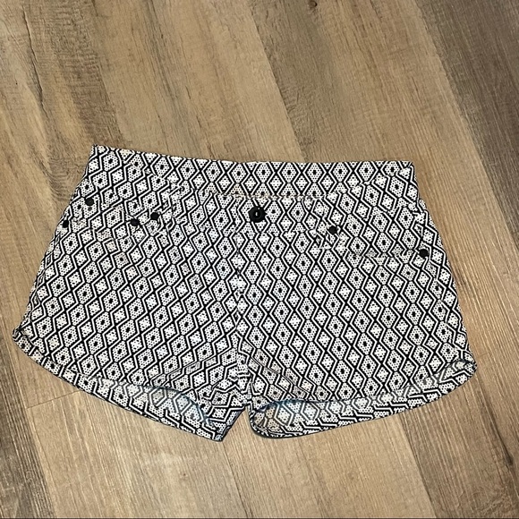 Hurley Nike dri-fit women’s size 25 (M) shorts, black and white - Picture 2 of 8